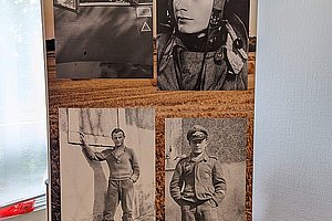 Vier schwarz-weiße historische Fotos von Männern in verschiedenen Posen auf einer Stele mit der roten Überschrift '100. Geburtstag Lothar Scholz'
