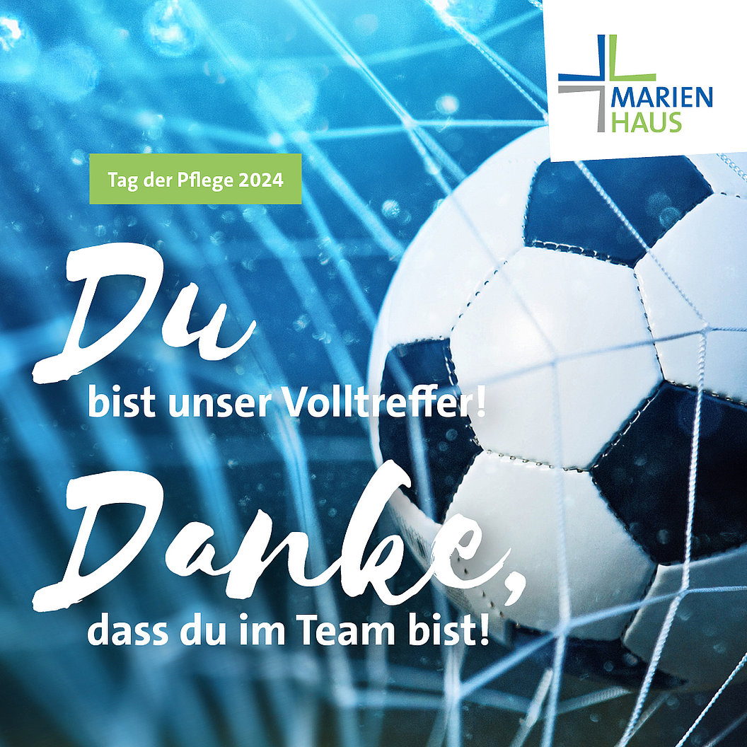 Fußball im Netz vor blauem Hintergrund mit Text 'Tag der Pflege 2024 Du bist unser Volltreffer Danke, dass du im Team bist!' und Logo von Marienhaus